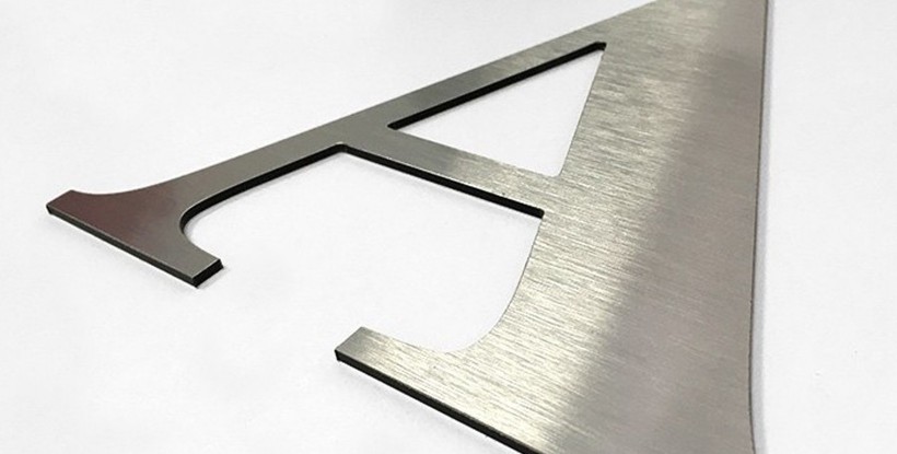 Letras de dibond satinado plata + metacrilato iluminado