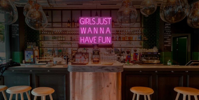 Néon lettres GIRLS JUST WANNA HAVE FUN