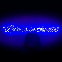 Letras Neón Love is in the air